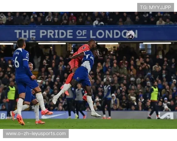 切尔西弧顶远射擦网而过引发一阵叹息 切尔西弧顶远射擦网而过引发一阵叹息