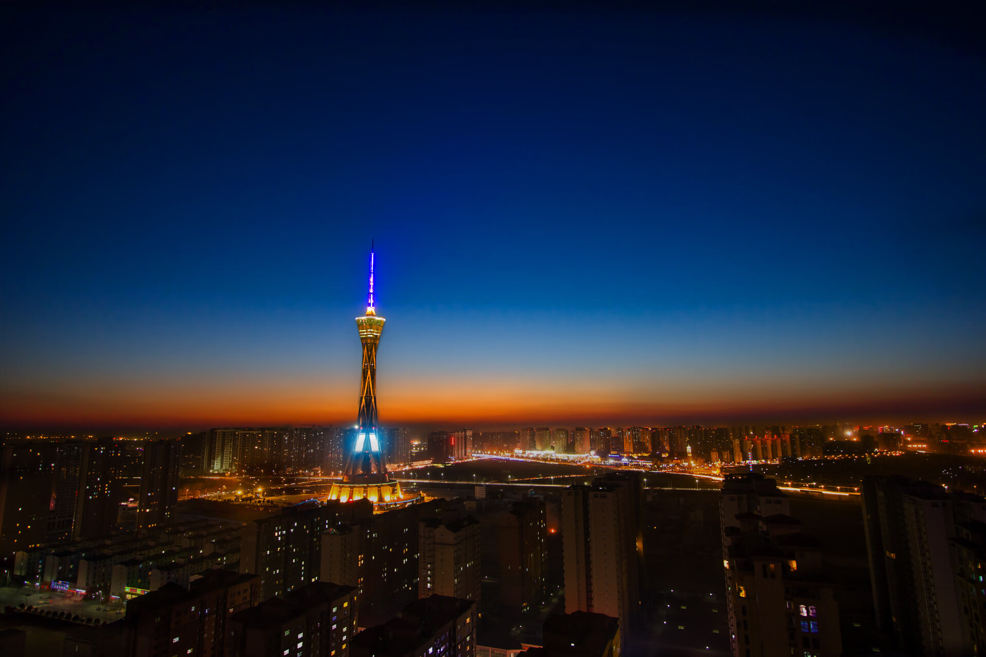 基：全黑队防线的“铁壁”，他对抗对手的强力进攻令人畏惧