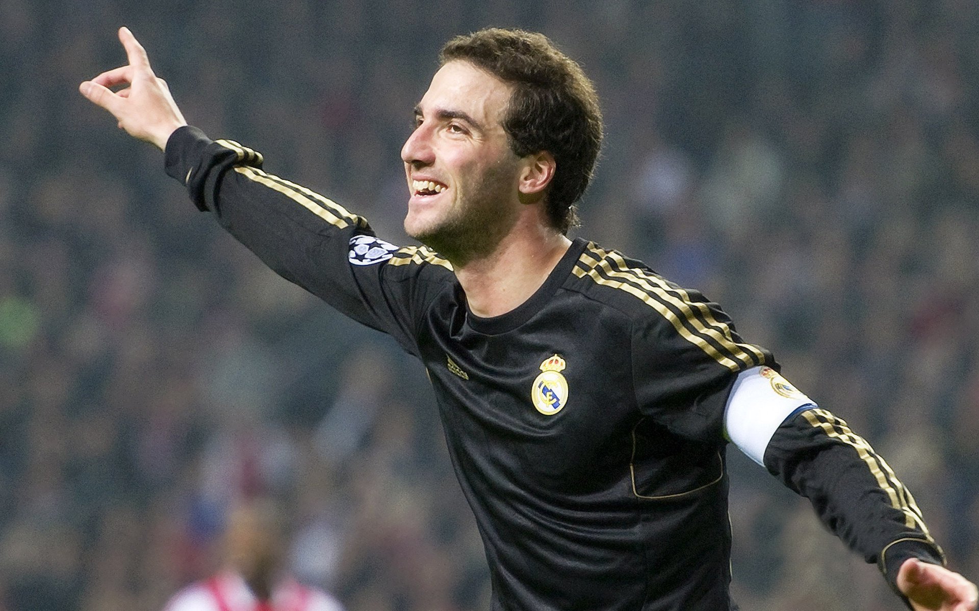 中场“1-2”站位提升传控效率